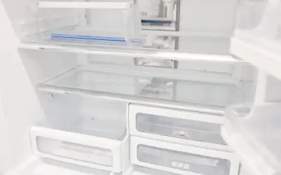 Puste półki i szuflady lodówki No Frost. Zastanawiasz się, ile trwa rozmrażanie lodówki no frost? Zazwyczaj nie wymaga ono długiego czekania.