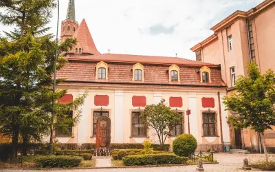 Barokowe budynki z czerwonymi dachami i ozdobnymi elementami, przypominające o bogactwie sztuki i architektury tamtej epoki.