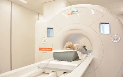 Pacjentka leży w aparacie do rezonansu magnetycznego. Badanie to nie wykorzystuje promieniowania jonizującego.
