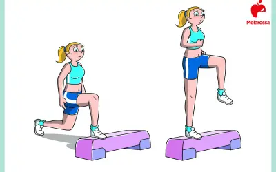 Ragazza che esegue esercizi step: affondo e sollevamento ginocchio. Allenamento efficace per gambe e glutei.