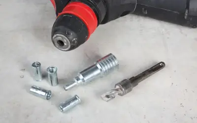 Outils pour retirer cheville à frapper béton : burin, mandrin et chevilles.