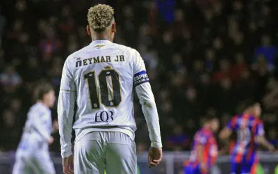 Neymar Jr, numer 10, gra jako napastnik. Jego charakterystyczna fryzura i opaska na ramieniu wskazują na jego pozycję na boisku.