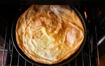 Puszysty sernik piecze się w piekarniku z termoobiegiem, nabierając apetycznego, złotobrązowego koloru.