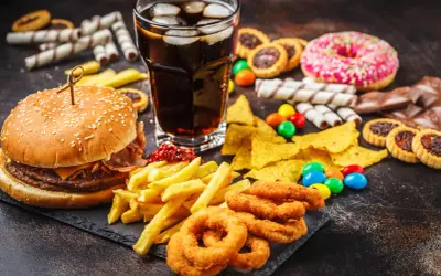 Burger, frytki, krążki cebulowe, cola, słodycze i ciastka – wszystko to może zawierać szkodliwe tłuszcze trans.