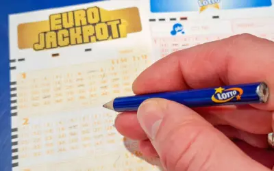 Dłoń z ołówkiem Lotto na kuponie Eurojackpot. Zastanawiasz się, dlaczego los w Eurojackpot w Polsce jest droższy?