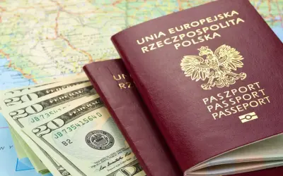 Dwa polskie paszporty, banknoty dolarowe i mapa. Planujesz podróż? Sprawdź, czy do Rumunii potrzebny jest paszport.