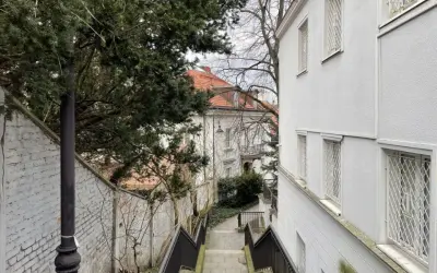Schody prowadzące do zabytkowej kamienicy, gdzie okna wymagają wymiany. Wzór pisma do konserwatora.