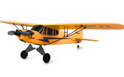 Ein gelbes Piper Flugzeug mit schwarzem Propeller und Fahrwerk steht auf weißem Grund.