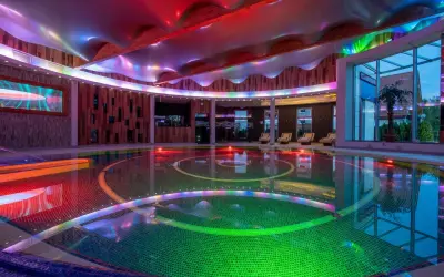 Nowoczesny basen z kolorowym podświetleniem w hotelach nadmorskich Unitral. Relaks w blasku świateł.