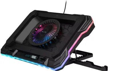 Czarna podkładka pod laptopa z wentylatorem i kolorowym podświetleniem RGB. Idealna do chłodzenia sprzętu podczas grania.