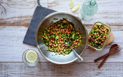 Frischer Kichererbsen Salat mit Gurken und Edamame in einer Schüssel, bereit zum Servieren.