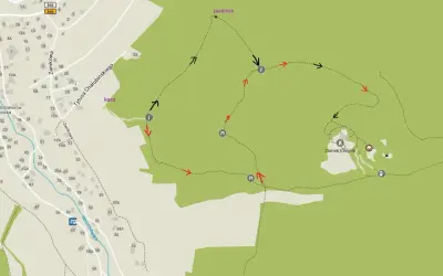 Mapa turystyczna z zaznaczonym szlakiem do jaskini i Zamek Chojnik koło Jeleniej Góry.