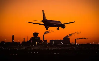 Flugzeug landet bei Sonnenuntergang in Deutschland. Tipps gegen Jetlag USA nach Deutschland: Anpassung der Schlafenszeiten.