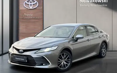 Szary sedan Toyota Camry 2021 z salonu Nowakowski Bielany Wrocławskie.
