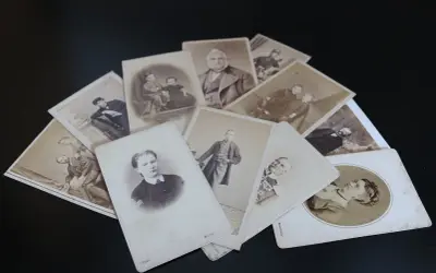 Un tas de vieilles photos de famille, un trésor pour un site pour connaitre ses origines.