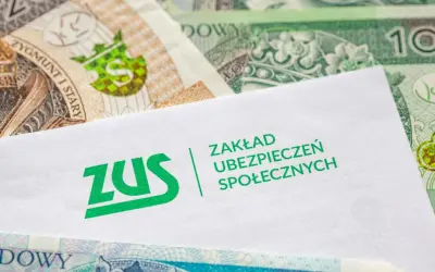 Koperta ZUS na tle polskich banknotów. Dokumenty dotyczące zasiłku chorobowego i pieniędzy.