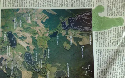 Mapa z zaznaczonym jeziorem Dominickim, kanałami i innymi jeziorami. Widać kontury dna, sugerujące obecność ryb.