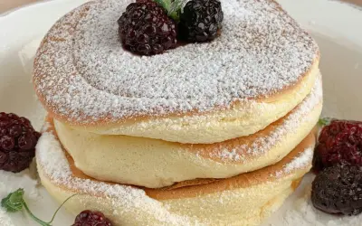 Puszyste, szybkie placuszki na śniadanie, posypane cukrem pudrem i udekorowane jeżynami. Idealne na słodki początek dnia.