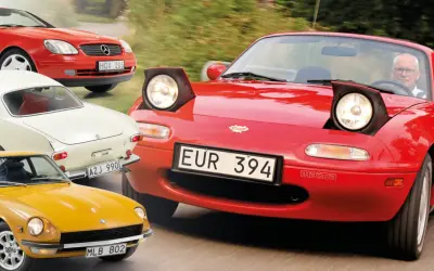 En samling klassiska sportbilar: en röd Mazda Miata med pop-up-strålkastare, en gul Datsun 240Z, en vit Volvo P1800 och en röd Mercedes-Benz SLK.