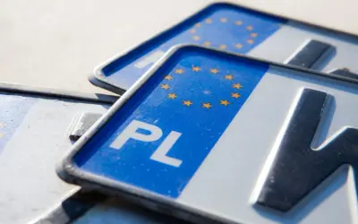 Zbliżenie na polskie tablice rejestracyjne z symbolem Unii Europejskiej. Gotowe do rejestracji indywidualnej.