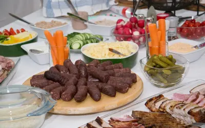 Na stole wędliny, kaszanka, warzywa i dodatki. Czy katolik może jeść kaszankę? Tak, jeśli nie zawiera składników zabronionych.