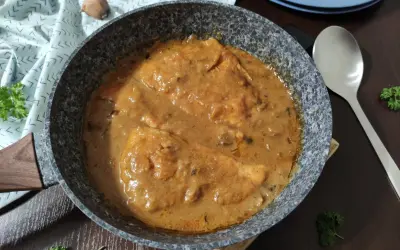 Pyszne bitki z indyka w sosie własnym, gotowe do podania. Aromatyczne danie, które zachwyci każdego.