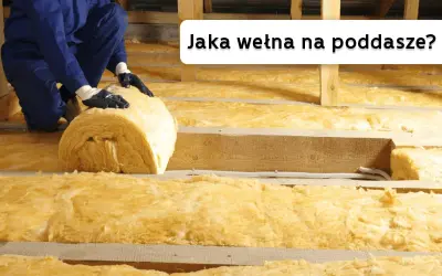 Pracownik układa wełnę mineralną na poddaszu. Jaka wełna na poddasze sprawdzi się najlepiej?