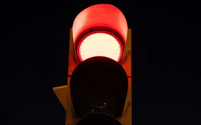 Un semáforo con la luz roja encendida. ¿Qué significan unas luces rojas intermitentes? ¡Alto!