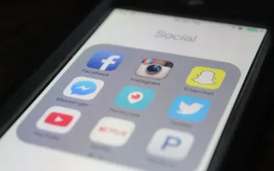 Ikona Snapchat na ekranie telefonu, obok Facebook, Instagram. Zastanawiasz się, snapchat co to? To popularna aplikacja społecznościowa.