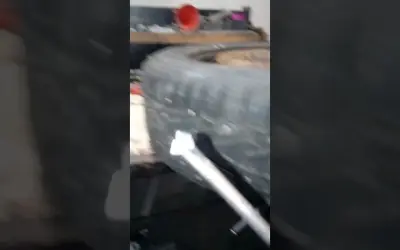 Jak wyciągnąć kolce z opony bez uszkadzania gumy i zaoszczędzić czas