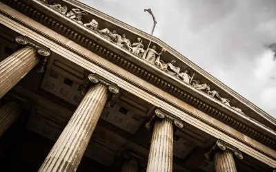Klasyczny budynek sądu z kolumnami. Wkrótce odpis wyroku rozwodowego online będzie dostępny.