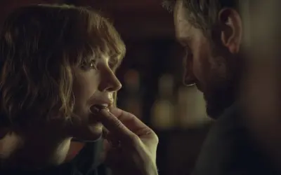 Intymna scena, mężczyzna karmi kobietę. Może to fragment jednego z tych **całe filmy erotyczne**, które oglądacie.