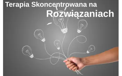 Dłoń trzyma pęk żarówek symbolizujących podejście skoncentrowane na rozwiązaniach i nowe pomysły.