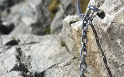 Łańcuchy na Giewoncie pomagają w trudnym podejściu. Metalowe ogniwa pewnie trzymają się skały.