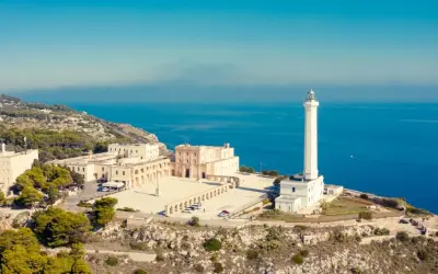 Il Santuario di Santa Maria di Leuca e il suo faro dominano la costa rocciosa. Un luogo imperdibile per scoprire cosa vedere a Leuca, con il blu del mare a fare da cornice.
