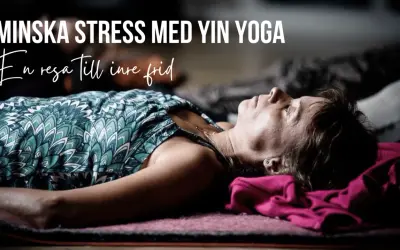 En kvinna vilar på en matta, texten "Minska stress med Yin Yoga" syns. Hon verkar finna lugn, långt ifrån hemska tankar.