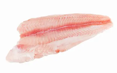 Surowy filet rybny, gotowy na letnie grillowanie. Delikatne mięso obiecuje wspaniały sum smak.