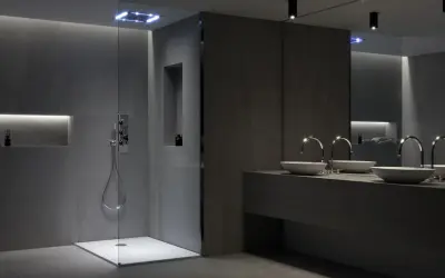 Modernos baños con ventana en la ducha, grifería empotrada y lavabos sobre encimera.