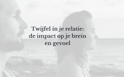 Twee mensen kijken naar de zee. Tekst: "Twijfel in je relatie: de impact op je brein en gevoel." Vertrouwen twijfel relatie quotes.