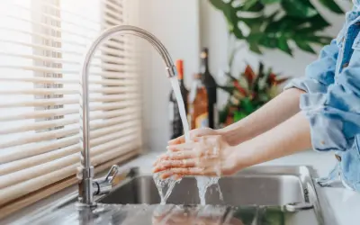 Hände werden unter fließendem Wasser gewaschen. Wie lange ist kein Wasser zumutbar?