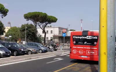 Czerwony autobus Ciampino Airlink na lotnisku Rzym Ciampino, gotowy do podróży na Termini.