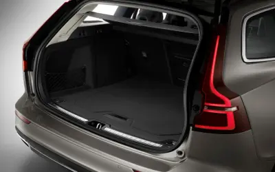 Otwarty bagażnik Volvo V60, pokazujący jego przestronność i praktyczne rozwiązania. Idealny na wakacyjne wyjazdy, dzięki przemyślanym wymiarom.