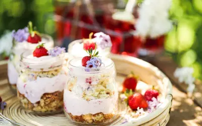 En härlig sommardessert i glasburkar, en himmelsk jordgubbstårta med fluffig kräm och färska bär.