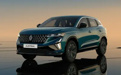 Elegancki, ciemnozielony Renault Austral na tle zachodzącego słońca. Sprawdź atrakcyjną renault austral cena.