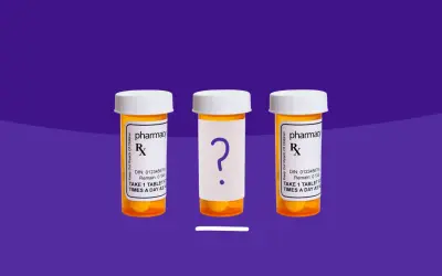 Trzy buteleczki leków. Dwie z etykietami "pharmacy", jedna z pytajnikiem. Szukasz telmizek zamienniki?
