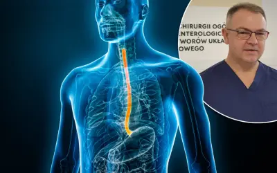 Anatomia przełyku z zaznaczonym obszarem, który może wskazywać na raka przełyku objawy. Obok lekarz w granatowym uniformie.