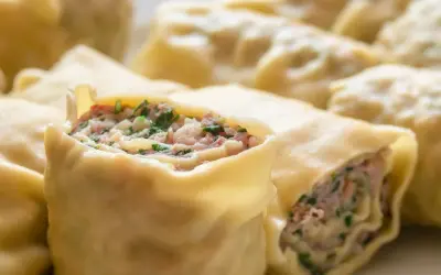 Zaguby podlaskie - pierogi z mięsem i ziołami, zbliżenie na farsz.