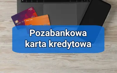 Karty kredytowe na tle laptopa i telefonu. Pozabankowa karta kredytowa to wygodne rozwiązanie finansowe.