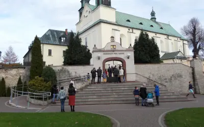 Ludzie wchodzą do sanktuarium Matki Boskiej Leśniowskiej.