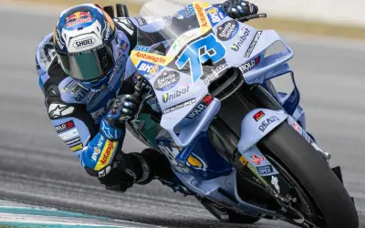 Alex Márquez inclinado en su moto azul y blanca, con el número 73 visible.